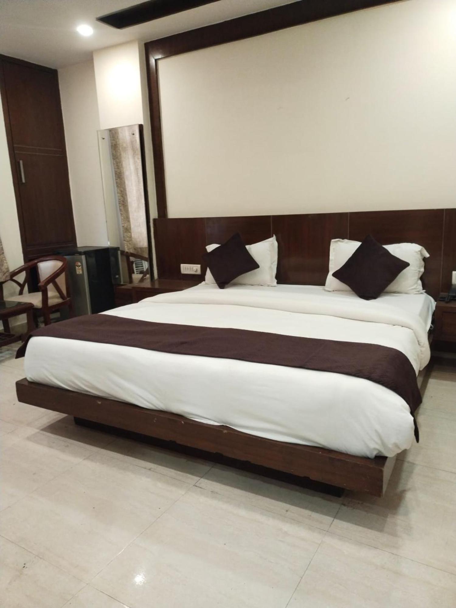 Hotel Lav Kush Deluxe At Paharganj New Delhi Luaran gambar